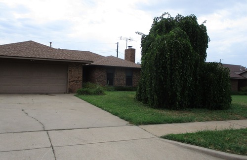 Ponca City House | Charming 3-bedroom house with WiFi , AC and Jacuzzi in Ponca City