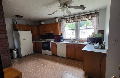 Portsmouth House | Charming 3-bedroom house in terrific Portsmouth hilltop neighbourhood.