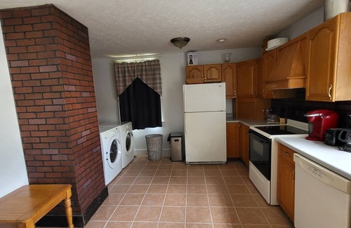 Portsmouth House | Charming 3-bedroom house in terrific Portsmouth hilltop neighbourhood.