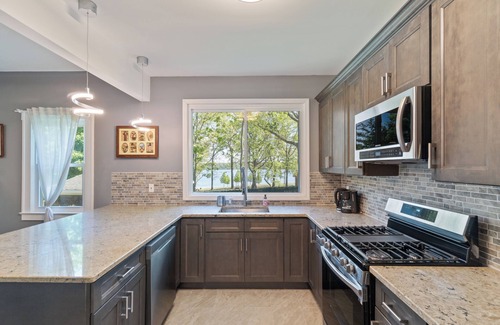 Ronkonkoma House | Charming 3-bedroom house with WiFi and AC in Ronkonkoma, Lake views.