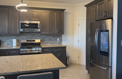 Ronkonkoma House | Charming 3-bedroom house with WiFi and AC in Ronkonkoma, Lake views.