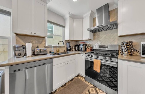 Downtown Sacramento House | Charming 3-bedroom house with AC and WiFi in beautiful Sacramento