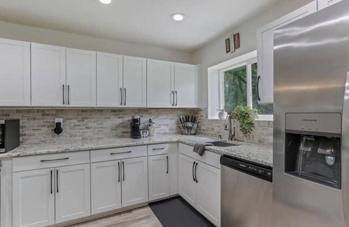 Fairfield Beach House | Charming 3-bedroom house with AC and WiFi in Thornville with Hot tube!
