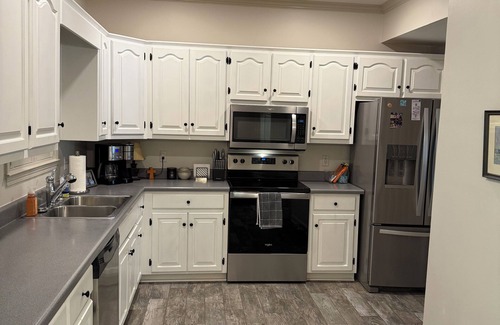 Tuscaloosa House | Charming 3 Bedroom House Just Minutes Away From Campus - Includes Parking Pass