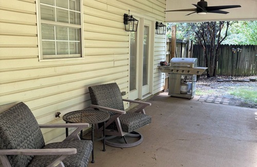 Tuscaloosa House | Charming 3 Bedroom House Just Minutes Away From Campus - Includes Parking Pass