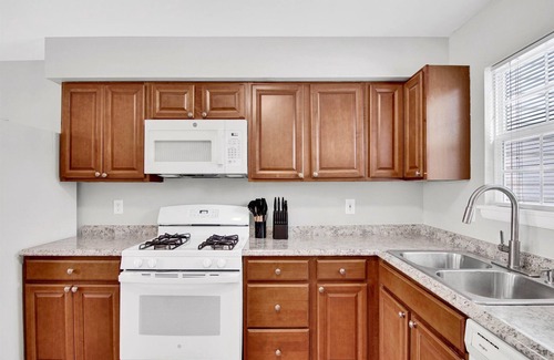 Dale City House | Charming 3-Bedroom House with Large Fenced Backyard & Prime Location