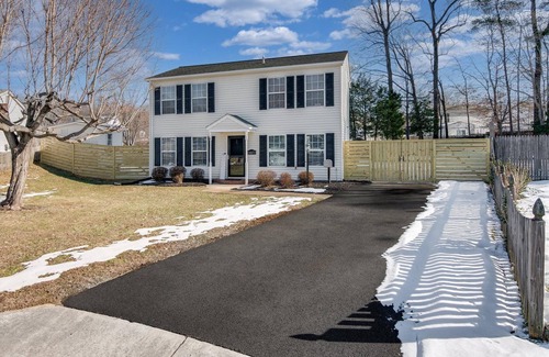 Dale City House | Charming 3-Bedroom House with Large Fenced Backyard & Prime Location