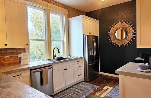 Uniontown House | Charming 3-bedroom historic Brick Loft in Uniontown with WiFi