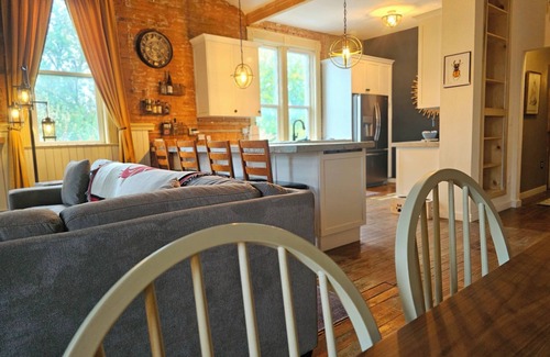 Uniontown House | Charming 3-bedroom historic Brick Loft in Uniontown with WiFi