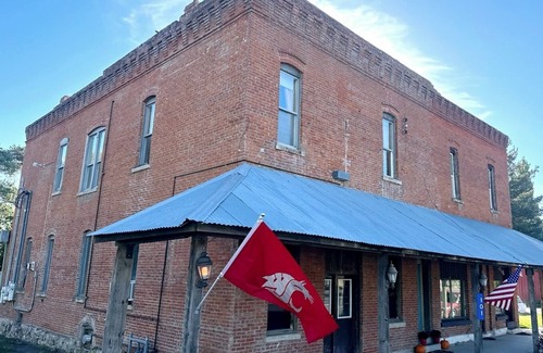 Uniontown House | Charming 3-bedroom historic Brick Loft in Uniontown with WiFi
