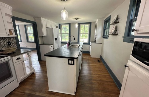 Chesterland House | Charming 3-bedroom historic house with AC and WiFi in lovely Chardon
