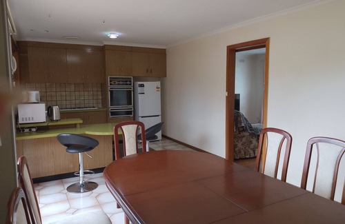 Werribee South House | Charming 3-Bedroom Holiday Home Near Tourist Attractions