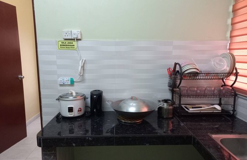 Shah Alam House | Charming 3-bedroom house with WiFi, AC, family-friendly in superb Shah Alam