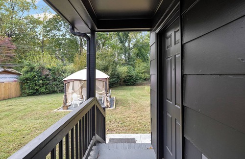 Charlotte House | Charming 3-bedroom house with WiFi and AC in delightful Charlotte