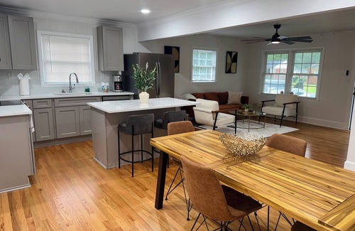 Charlotte House | Charming 3-bedroom house with WiFi and AC in Charlotte