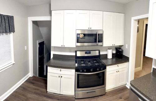 Old Brooklyn House | Charming 3-bedroom house with WiFi and AC in welcoming Cleveland