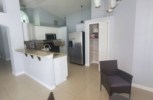 Crescent Lakes House | Charming 3-bedroom house with WiFi, AC, Pool, Lake View, by Disney.