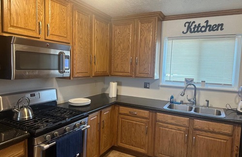 Sunrise Manor House | Charming 3-bedroom house with POOL and WiFi, AC in vibrant Las Vegas