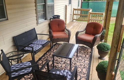 Melbourne House | Charming 3-bedroom house with 65in smart tv, Wifi, and central heat/air in town!