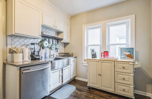 Milwaukee House | Charming 3-bedroom house in delightful Milwaukee with AC, WiFi