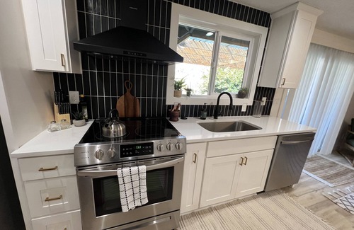 Milwaukie House | Charming 3-bedroom house with WiFi and AC in delightful Milwaukie!