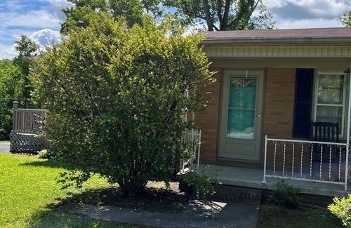 Miracle House | Charming 3-bedroom house with WiFi, AC in Pineville Kentucky