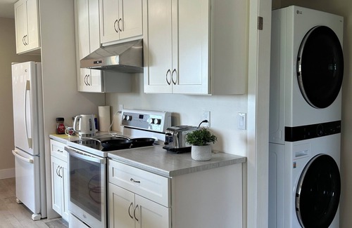 Hampton House | Charming 3-bedroom Home w/WiFi, AC in Adorable Hampton-Victoria by the Sea
