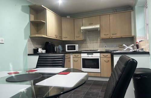 Oldbury House | Charming 3 Bedroom Home with Private Garden & 2 Toilets