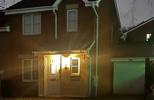 Oldbury House | Charming 3 Bedroom Home with Private Garden & 2 Toilets