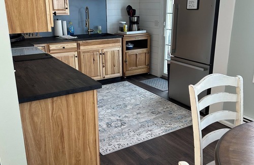 Warren South House | Charming 3-bedroom home on family-friendly quiet street in Warren