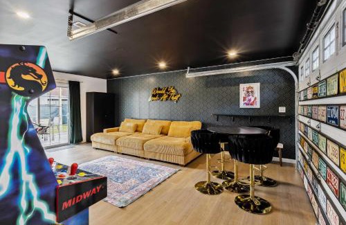 Vermilion House | Charming 3-Bedroom - Hot Tub & Game Room