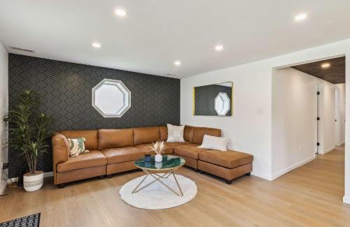 Vermilion House | Charming 3-Bedroom - Hot Tub & Game Room