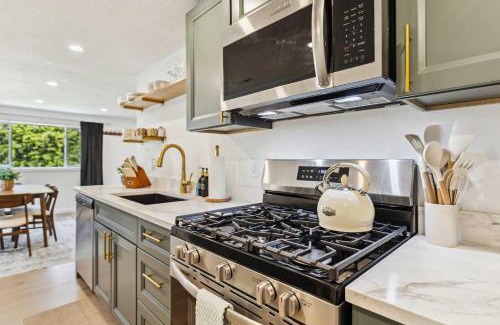 Vermilion House | Charming 3-Bedroom - Hot Tub & Game Room
