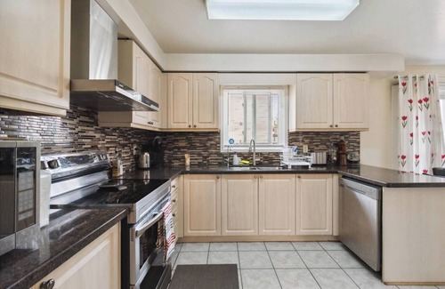 Brampton House | Charming 3-bedroom house in lovely Brampton with WiFi, AC