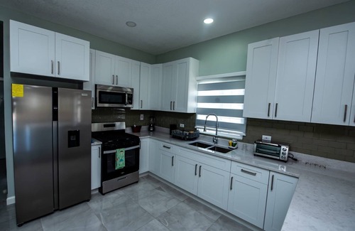 Portmore House | Charming 3-bedroom house with WiFi, AC in sunny Portmore