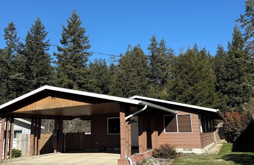 Coos Bay House | Charming 3-bedroom house in welcoming Coos Bay with WiFi