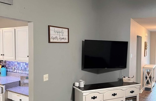 Florence House | Charming 3-bedroom house with WiFi, AC in Florence Privacy Fenced in Backyard