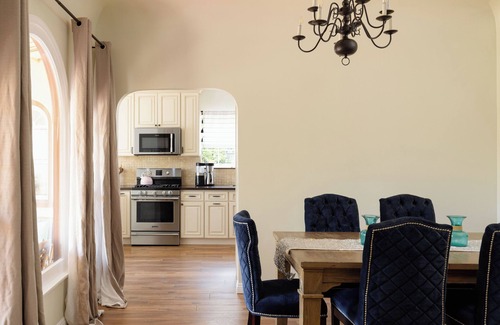 Woodbury House | Charming 3-bedroom house with AC and WiFi in gorgeous Glendale