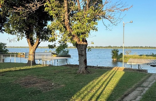Dennis House | Charming 3-bedroom house with WiFi and a relaxing back porch on Lake Granbury