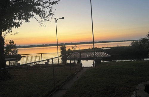 Dennis House | Charming 3-bedroom house with WiFi and a relaxing back porch on Lake Granbury