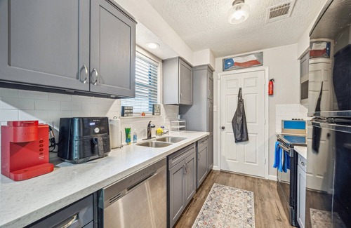 La Porte House | Charming 3-bedroom house with WiFi, AC in La Porte