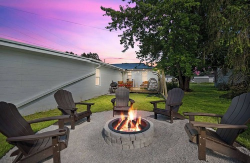 Summerlee House | Charming 3-bedroom house with 5 beds, deck, fire pit, and BBQ, minutes from NRG