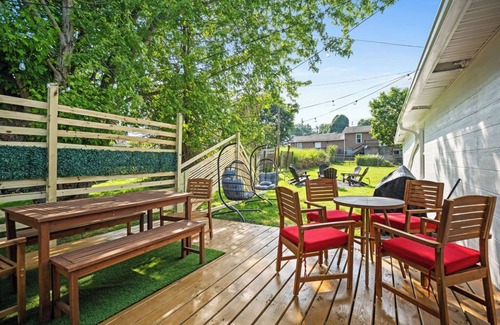 Summerlee House | Charming 3-bedroom house with 5 beds, deck, fire pit, and BBQ, minutes from NRG