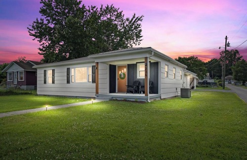 Summerlee House | Charming 3-bedroom house with 5 beds, deck, fire pit, and BBQ, minutes from NRG