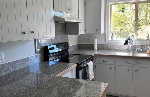 Oakridge House | Charming 3-bedroom house in enchanting Oakridge with AC