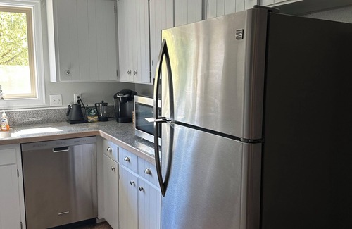 Oakridge House | Charming 3-bedroom house in enchanting Oakridge with AC