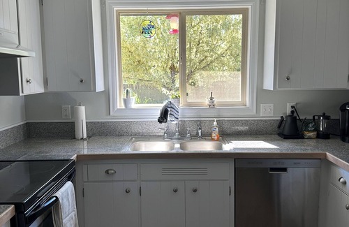 Oakridge House | Charming 3-bedroom house in enchanting Oakridge with AC