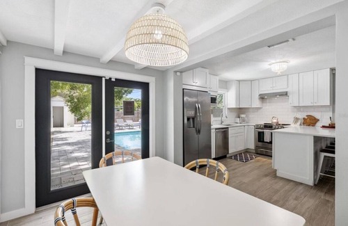 South Sarasota House | Charming 3-bedroom house with Pool in serene Sarasota near Downtown & Siesta Key