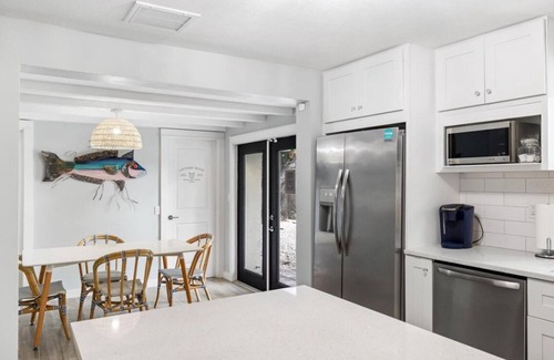 South Sarasota House | Charming 3-bedroom house with Pool in serene Sarasota near Downtown & Siesta Key