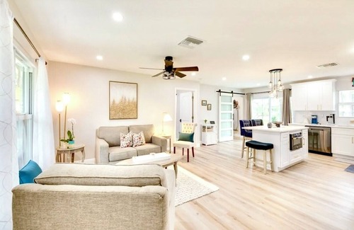 Hunt Club House | Charming 3-bedroom house with WiFi, AC in welcoming Westlake